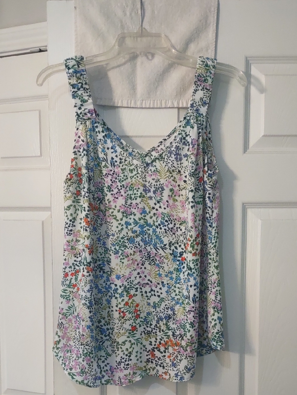 cabi Floral V-Neck Sleeveless Camisole - White with Multi Floral